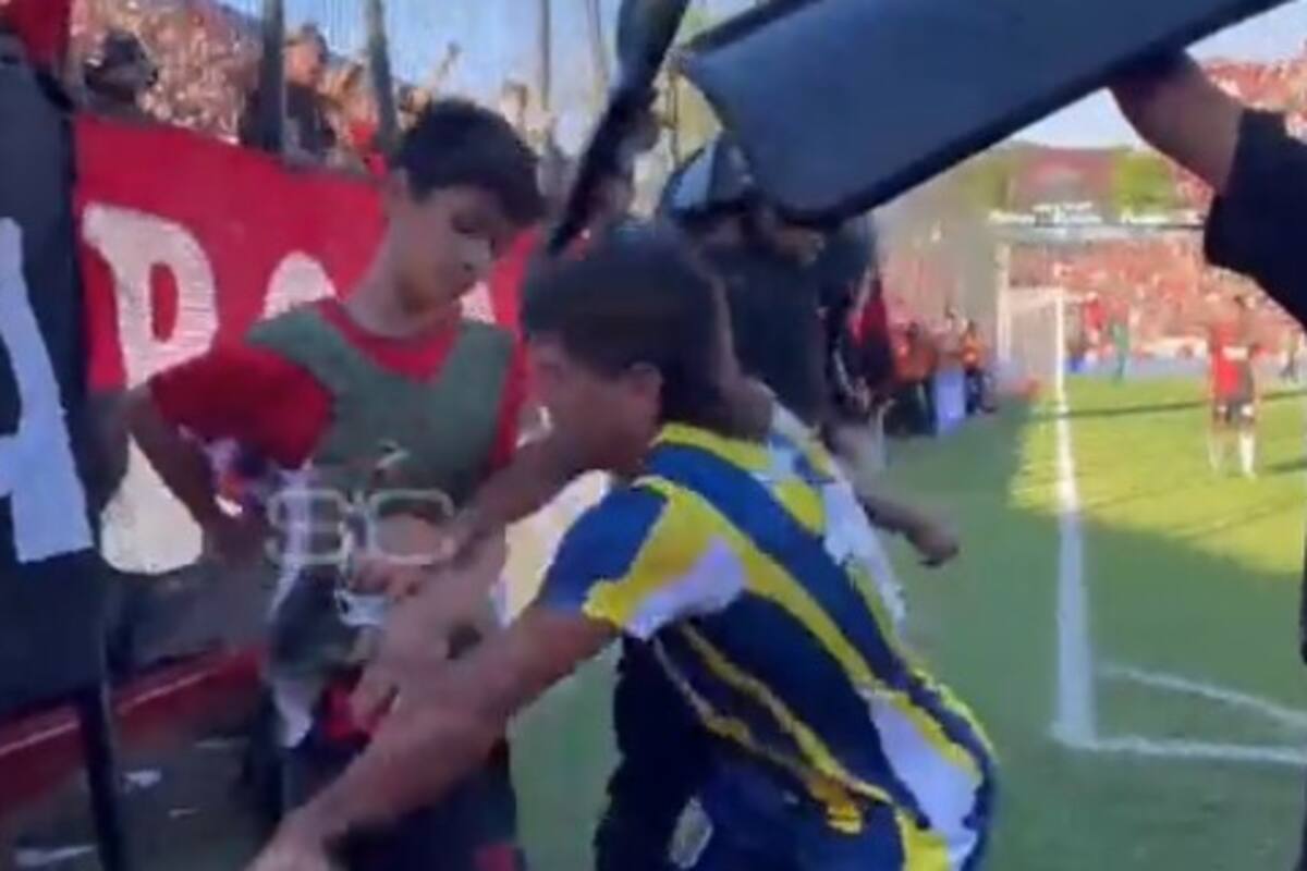 Ignacio Malcorra, de Rosario Central, peleando por el balón con un alcanzapelotas de Newell's; el clásico fue 0-0