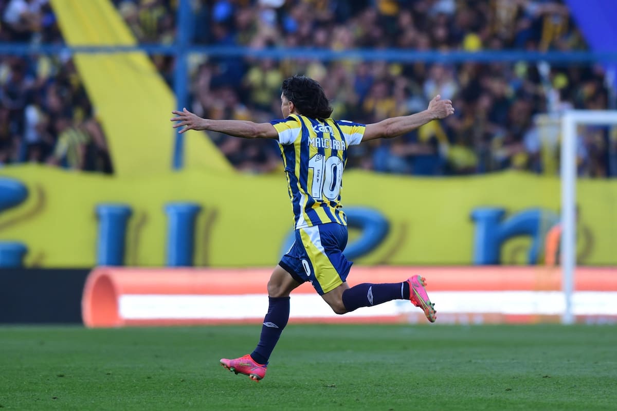 Ignacio Malcorra y el festejo de un gol con un tiro libre perfecto; el 10 canalla le dio la victoria a su equipo