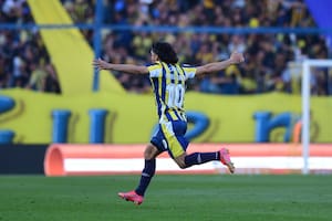 Ignacio Malcorra y el festejo de un gol con un tiro libre perfecto; el 10 canalla le dio la victoria a su equipo