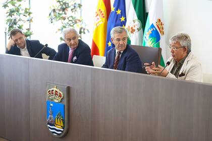Ignacio Martínez de Pisón, José María García Urbano, Antonio Pedraza y Guillermo Busutil, en el acto de anuncio del premio en la ciudad de Estopona