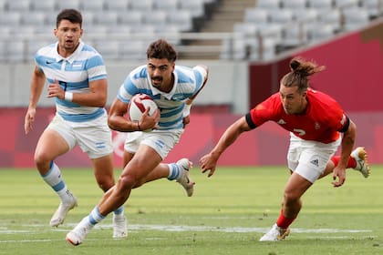 Ignacio Mendi, escapa de su marca , en el ataque argentino