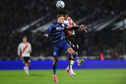 Ignacio Miramón y Lucas Silva pelean por la pelota aérea