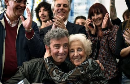 Ignacio Montoya Carlotto y su abuela Estela, en agosto de 2014