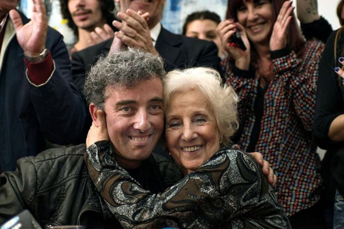 Ignacio Montoya Carlotto y su abuela Estela, en agosto de 2014