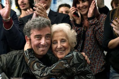 Ignacio Montoya Carlotto y su abuela Estela, en agosto de 2014