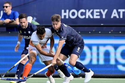 Ignacio Nepote lucha por la bocha con uno de los jugadores de India, en el primero de los dos juegos programados