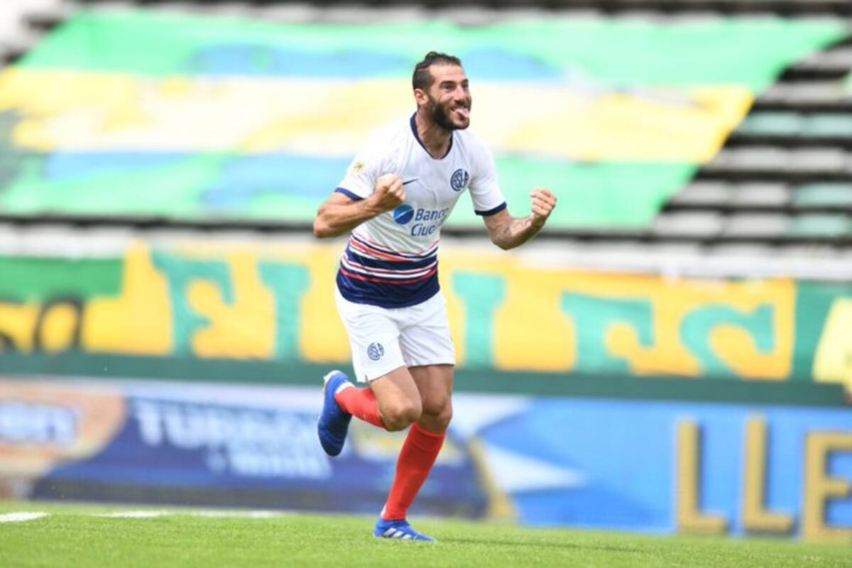 Ignacio Piatti se llena la boca de gol y festeja su conquista, que fue la segunda del Ciclón en su visita a Aldosivi, en Mar del Plata.