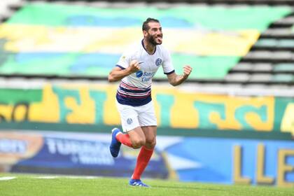 Ignacio Piatti se llena la boca de gol y festeja su conquista, que fue la segunda del Ciclón en su visita a Aldosivi, en Mar del Plata.
