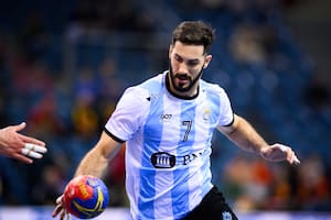 Ignacio Pizarro, extremo izquierdo argentino, en acción en el mal estreno de los Gladiadores en el Mundial: derrota por 29 a 19 ante Países Bajos.