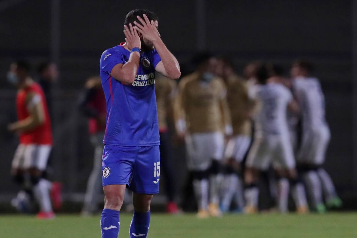 Ignacio Rivero, del Cruz Azul, hace un gesto luego del 4to. gol de Pumas convertido por Juan Pablo Vigón.