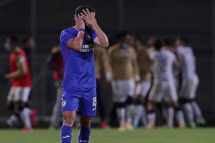 Ignacio Rivero, del Cruz Azul, hace un gesto luego del 4to. gol de Pumas convertido por Juan Pablo Vigón.