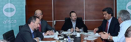 Ignacio Saavedra, a la izquierda y de perfil, en una reunión de la Afsca
