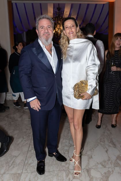 Ignacio Sáenz Valiente y Julieta Barrionuevo, con mini white dress