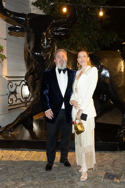 Ignacio Sáenz Valiente y Julieta Barrionuevo, que optó por un set monocromo de top, falda con flecos en el zócalo y blazer entallado