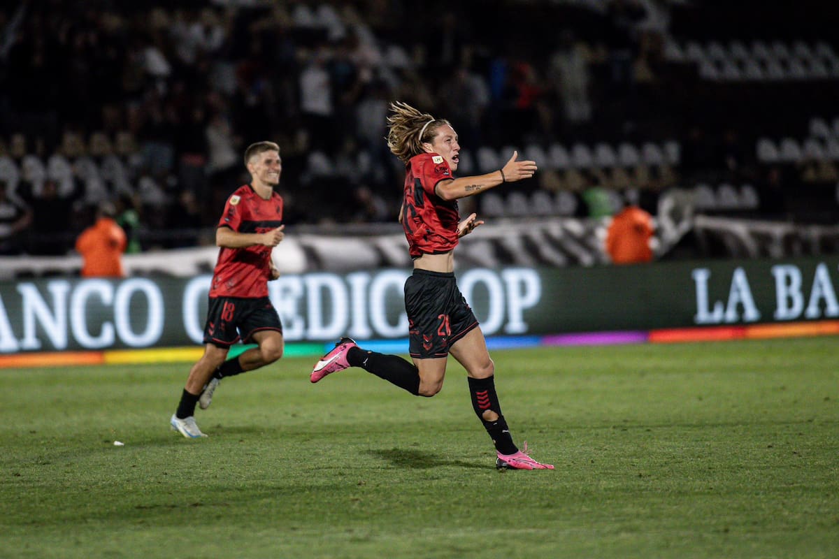 Ignacio Schor festeja su gol en el último minuto de descuento para que Platense le gane a Godoy Cruz 1-0