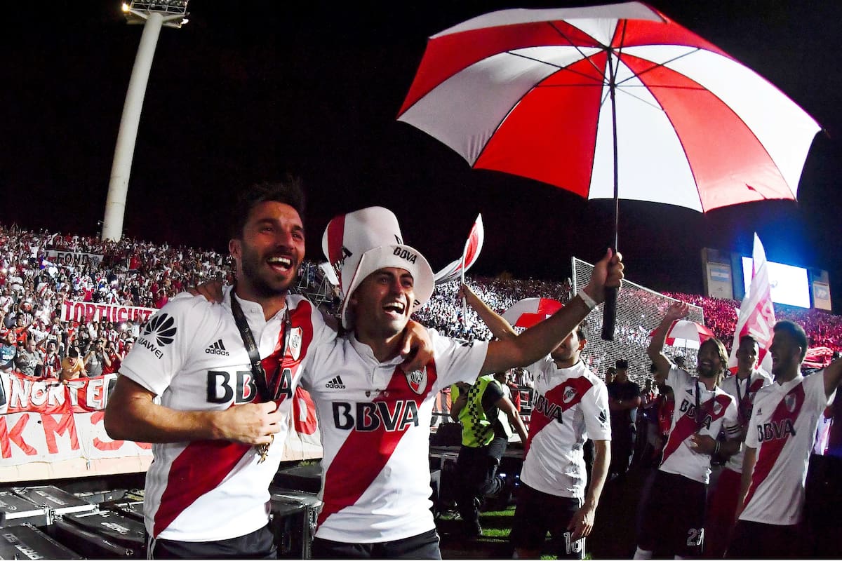 Ignacio Scocco y Pity Martínez encabezan el festejo de River tras le 2-0 sobre Boca