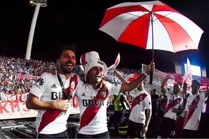 Ignacio Scocco y Pity Martínez encabezan el festejo de River tras le 2-0 sobre Boca