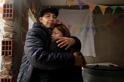 Ignacio Seijas y su madre, Marina Candia, su sostén principal desde que un policía lo baleó en la cara durante un allanamiento que debió haberse hecho en otra casa, en Lomas de Zamora