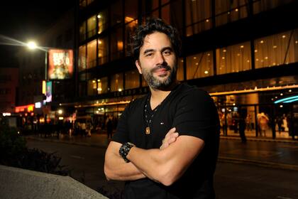 Ignacio Serricchio, el actor argentino que triunfa en Hollywood y cumple su sueño de hacer teatro en calle Corrientes: “Soy prueba de que sí se puede”