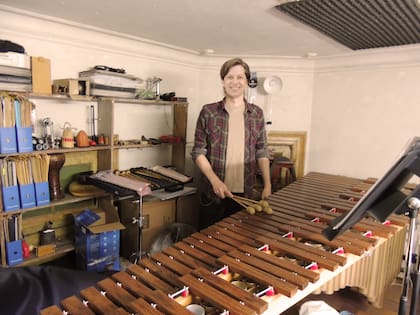 Ignacio Svachka, en su taller de percusionista.