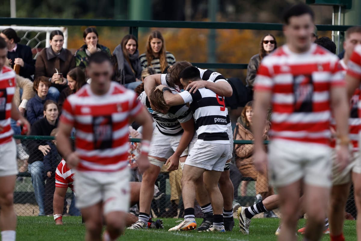 Ignacio Torrado acaba de anotar el segundo try de CASI y lo abrazan Joaquín Sánchez (9) y Benjamín Rocca Rivarola; el local sufrió hasta el final frente a Alumni en la fehca 13 del Top 14.