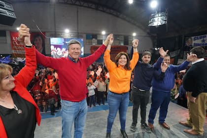 Ignacio Torres, candidato a gobernador, junto a Gustavo Menna, su compañero de fórmula, Ana Clara Romero, que pelea la intendencia de Comodoro Rivadavia, y el sindicalista petrolero Jorge "Loma" Ávila, primero en la lista de diputados nacionales