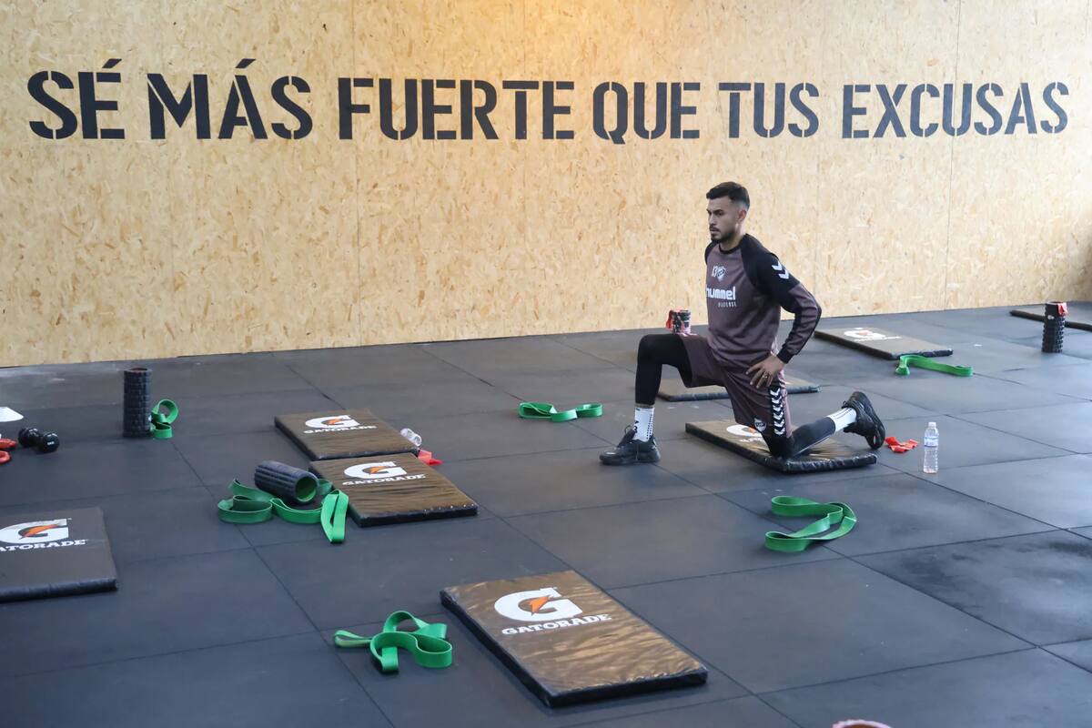 Ignacio Vázquez supo irse a dormir sin haber comido, viajado innumerables horas, perderse 9 de los primeros 10 meses de infancia de su hija y quedar libre de un club cuando chico, pero superó todo y está a un triunfo de convertirse en campeón en Platense; el capitán es, en efecto, más fuerte que sus excusas.