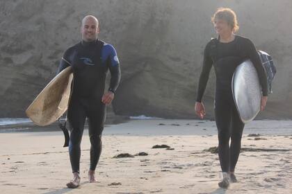 Ignacio Viau y Tomás Bisi son dos argentinos viviendo en California que crearon Hokali, una plataforma de surf que une a profesores con alumnos en California