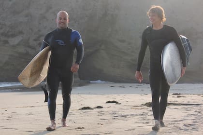 Ignacio Viau y Tomás Bisi son dos argentinos que crearon Hokali, una plataforma de surf que une a profesores con alumnos en California