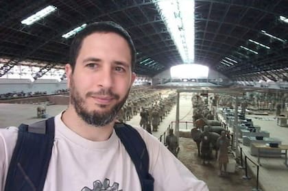 Villagrán, que vivió dos años en China, posa aquí con el ejército de Terracota de fondo, en el Mausoleo del Primer Emperador, en Xian