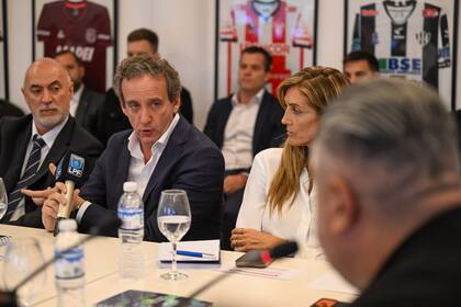 Ignacio Villarroel habla mirando a Tapia, en la reunión de este jueves