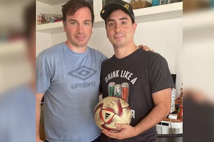 Ignacio y Juan Soto, con un objeto que cualquiera quisiera tener: la pelota de la final