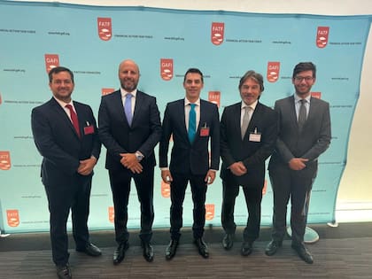 Ignacio Yacobucci (Presidente UIF), Mariano Borinsky (Presidente Camara Federal Casación Penal), Sebastián Amerio (Secretario de Justicia), Marcelo Ruiz (Asesor Ministro Justicia), Felipe Jiménez Losano (Secretario Cancillería Argentina), en la última reunión del GAFI en Singapur