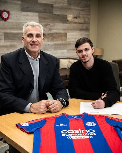 Ignacio Zaballa, enganche con pasado en River, uno de los refuerzos: en la foto, firmando su contrato con el presidente Marcelo Culotta