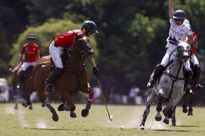 Ignatius Du Plessis va a pegar de revés y Paco de Narváez, que cumplió 18 años, reclama la línea; en el Abierto de Tortugtas, La Irenita-La Hache sufrió frente a Sol de Agosto su cuarta derrota en cinco actuaciones en la Triple Corona.