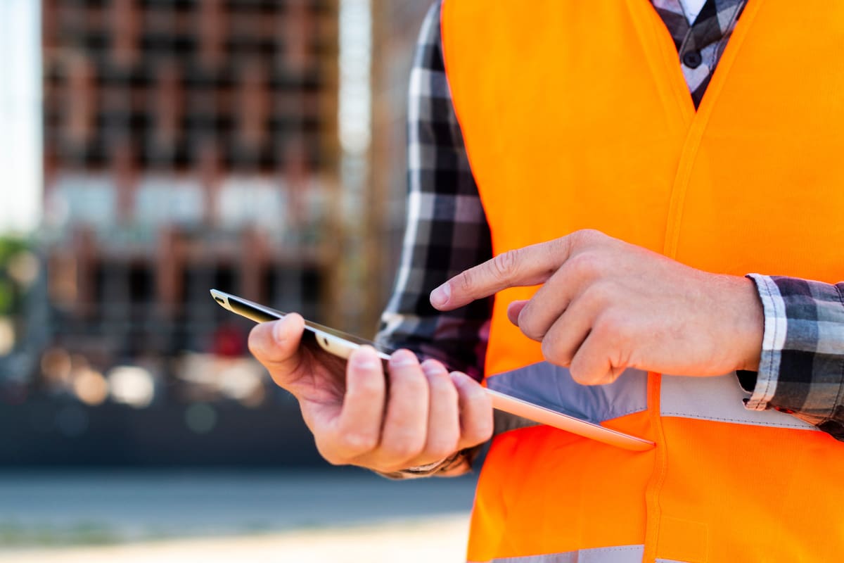 Ignorar una multa de tránsito en California puede terminar en una condena en ausencia y afectar el historial del DMV