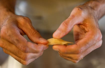 Igor arma las piezas de a una, en un proceso 100% artesanal
