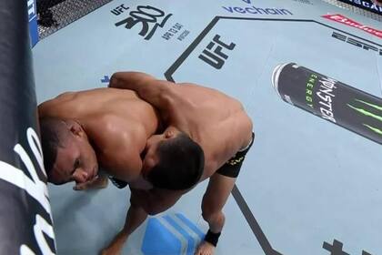Igor Severino fue descalificado de la pelea vs. André Lima en la noche de UFC Vegas89 porque morido a su rival.