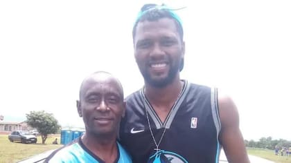 Igor Thiago junto a Sergio Goncalves, su formador en Gremio Occidental