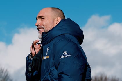 Igor Tudor, dirigiendo la primera práctica como DT de Tottenham de Inglaterra
