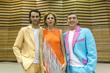 El español Igor Yebra, actualmente al frente del Ballet Nacional del Sodre, y Julio Bocca, director saliente, con los trajes que Agatha Ruiz de la Prada les preparó para el estreno