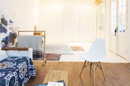 Igual que en el caso de la cocina, la demanda de un vestidor se resolvió con un amplio mueble de hierro con frente en MDF que va de pared a pared.