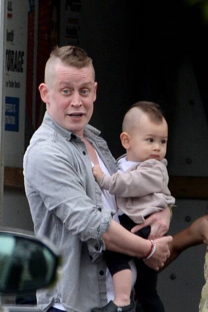 Macaulay Culkin comparte corte de pelo con su hijo