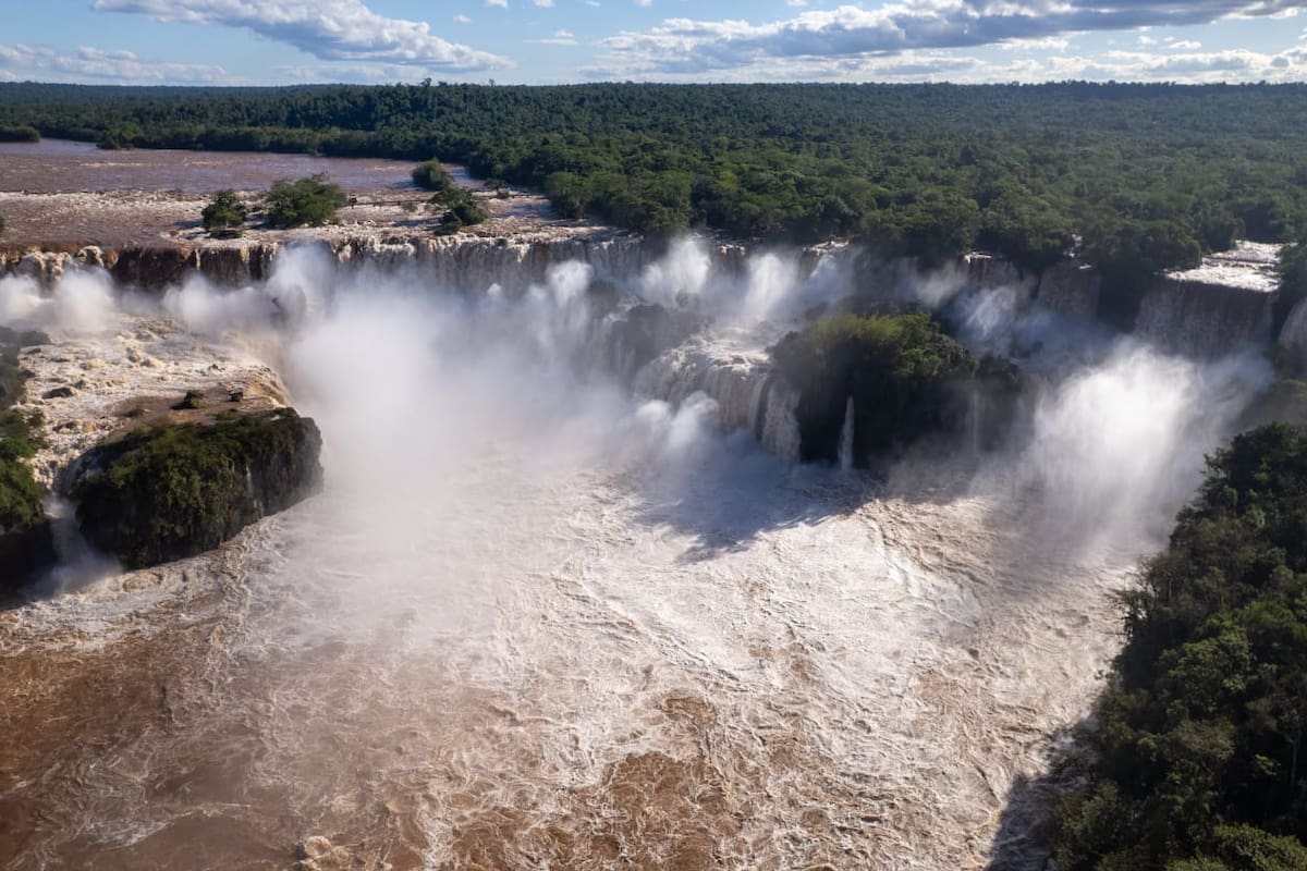 Iguazú Argentina SA divulgó fotos de ayer con unas Cataratas en todo su esplendor con el actual caudal