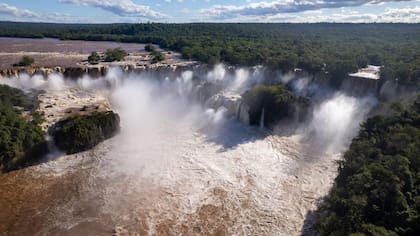 Iguazú Argentina SA divulgó fotos de ayer con unas Cataratas en todo su esplendor con el actual caudal.