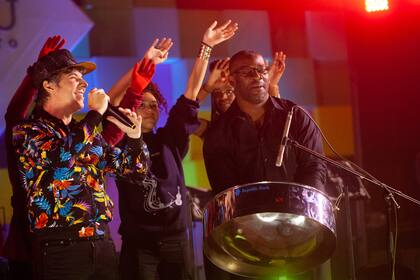 Maxi Trusso, padrino de la edición actual, con la banda de Trinidad y Tobago de steel drums