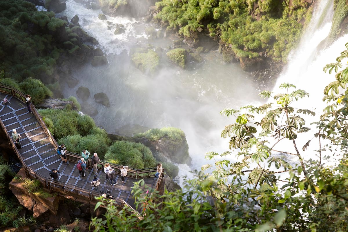 Iguazú significa “agua grande” en guaraní, y es el nombre del río que divide Argentina, Brasil y Paraguay, con 1300 km de extensión y casi 300 saltos.