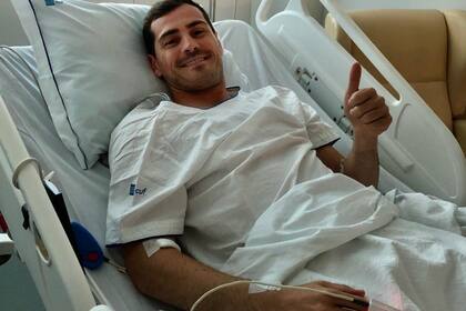Iker Casillas luego de la operación llevó tranquilidad a través de las redes sociales