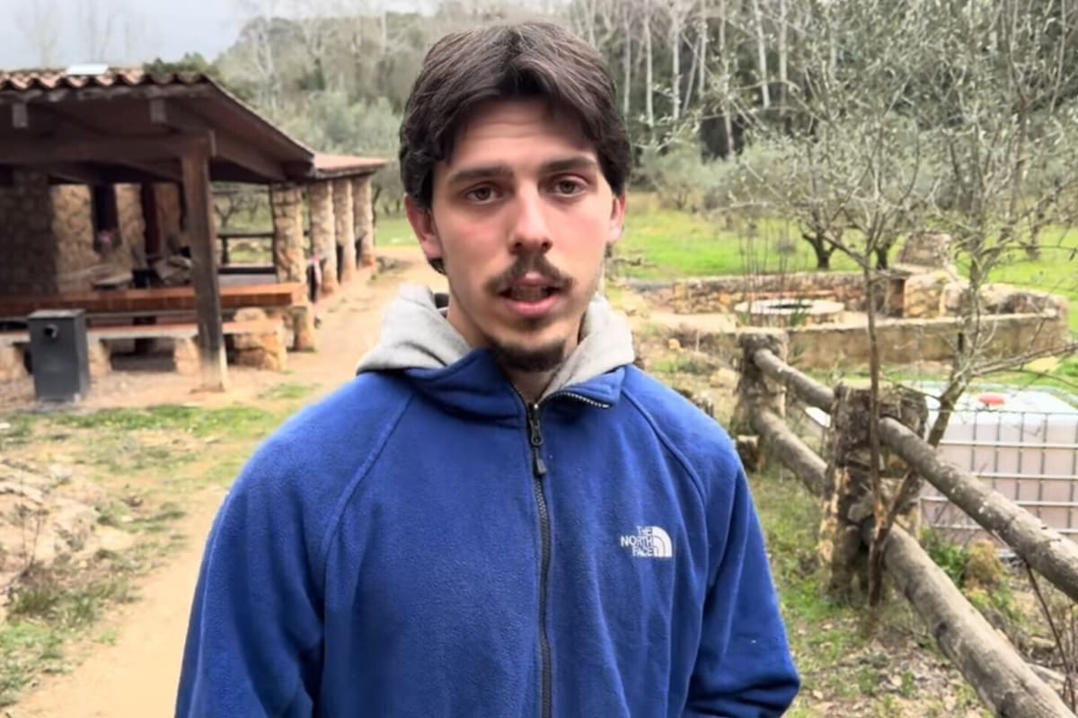 Iker dejó su rutina en la ciudad y hoy genera su propia energía, gestiona el agua que consume y organiza sus días al ritmo de la naturaleza