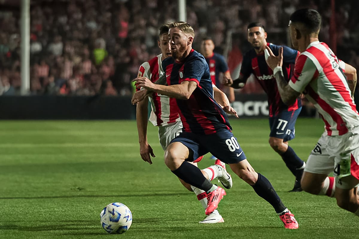 Iker Muniain, de lo poco rescatable en San Lorenzo, conduce la pelota entre Nicolás Dubersarsky y Giuliano Cerato, de Instituto; el Ciclón se hunde en la Liga Profesional.